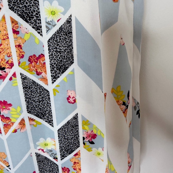 CAbi Multicolor Geometric Floral Sleeveless Lightweight Blouse Size Medium - Picture 11 of 14